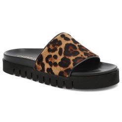 Klapki damskie Chebello, ze skóry naturalnej na grubej platformie w panterkę, brązowe, 4685-525. Brązowe klapki CheBello, bez wzorów, z jeansu, wakacyjne, bez obcasa, bez zapięcia. Za 369.00 zł.