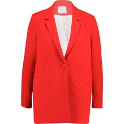 Minimum TARA Krótki płaszcz fiery red. Czerwone marynarki i żakiety marki Minimum, z elastanu, z krótkim rękawem. Za 459.00 zł.
