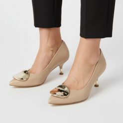 Czółenka damskie Chebello, ze skóry naturalnej licowej szpiczasty nosek metalowa ozdoba na przodzie niski obcas typu kitten heel, beżowe, 4929_-308-0. Brązowe czółenka CheBello, z aplikacjami, ze skóry, ze szpiczastym noskiem, bez obcasa, na obcasie, bez zapięcia. Za 559.00 zł.