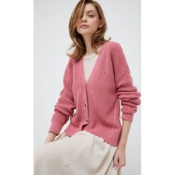 Tommy Hilfiger kardigan bawełniany damski kolor różowy. Czerwone swetry Tommy Hilfiger, l, bez wzorów, z bawełny, bez ramiączek. W wyprzedaży za 489.99 zł.