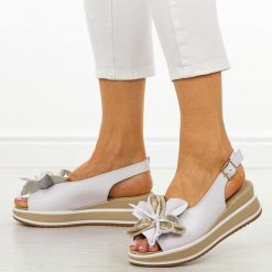 Białe skórzane sandały damskie na koturnie Filippo Ds7045/26. Białe sandały Filippo, bez wzorów, z jeansu, boho, bez obcasa, na koturnie, bez zapięcia. Za 219.00 zł.