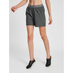 Damskie spodenki treningowe Hummel GG - 12. Szare szorty sportowe Hummel, bez wzorów, z elastanu, z standardowym stanem, na fitness i siłownię. Za 178.00 zł.