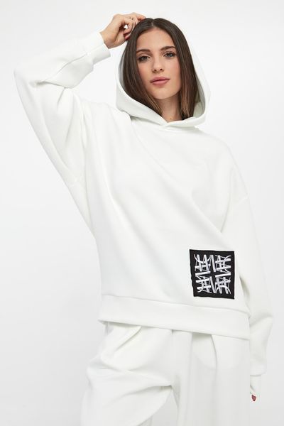 Bluza damska z logo Verite MMC STUDIO. Bluzy MMC STUDIO, uniwersalny, bez wzorów, bez kaptura. Za 699.00 zł.