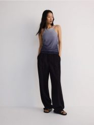 Bluzka z wiązaniem na szyi - wielobarwny. Bluzki Reserved, l, bez wzorów, z dzianiny, bez kołnierzyka, bez ramiączek. W wyprzedaży za 25.99 zł.