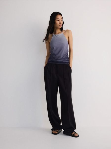 Bluzka z wiązaniem na szyi - wielobarwny. Bluzki Reserved, l, bez wzorów, z dzianiny, bez kołnierzyka, bez ramiączek. W wyprzedaży za 25.99 zł.