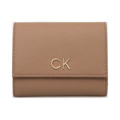 Calvin Klein portfel damski kolor brązowy. Brązowe portfele Calvin Klein, bez wzorów, z materiału. Za 269.99 zł.
