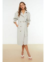Trendyol Trencz w kolorze jasnoszarym rozmiar: 36. Szare płaszcze Trendyol, bez wzorów, z tkaniny, bez kaptura. Za 205.45 zł.