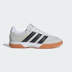 Buty Spezialist Indoor. Białe buty do biegania adidas, bez wzorów, bez zapięcia, do biegania. Za 399.00 zł.