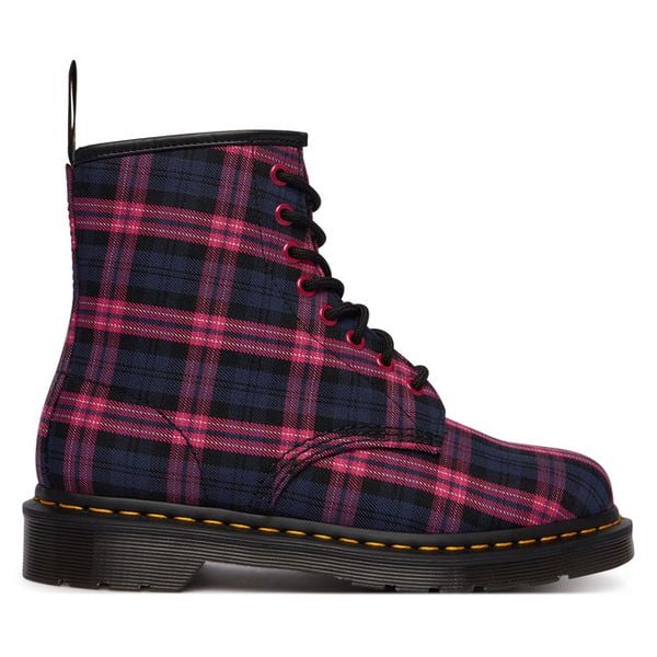 Trapery Dr. Martens. Fioletowe traperki Dr Martens, bez wzorów, bez obcasa, bez zapięcia. Za 849.99 zł.