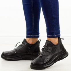 Czarne ciepłe botki damskie Potocki 16355. Czarne botki POTOCKI, bez wzorów, z jeansu, eleganckie, z okrągłym noskiem, bez obcasa, na płaskiej podeszwie, bez zapięcia. W wyprzedaży za 119.20 zł.