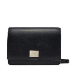 Torebka Calvin Klein. Czarne listonoszki Calvin Klein, bez wzorów, bez dodatków. Za 239.99 zł.