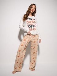 Bawełniana piżama z motywem piernikowego ludzika - biały. Białe piżamy Sinsay, l, bez wzorów, z bawełny, bez kołnierzyka, bez ramiączek. Za 49.99 zł.