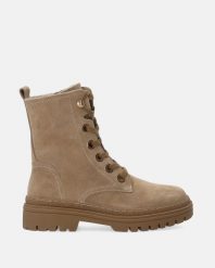 BEŻOWE BOTKI ZE SKÓRY ZAMSZOWEJ W010SUBEOBB008. Brązowe botki Venezia, bez wzorów, ze skóry, bez obcasa, bez zapięcia. Za 279.00 zł.
