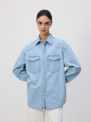 Jeansowa koszula oversize - niebieski. Niebieskie koszule Reserved, l, bez wzorów, z bawełny, bez kołnierzyka, bez ramiączek. W wyprzedaży za 79.99 zł.