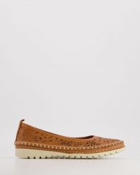 AŻUROWE BALERINY 07482012 TAN. Baleriny Venezia, w ażurowe wzory, ze skóry, bez obcasa, bez zapięcia. Za 179.00 zł.