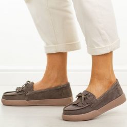 Brązowe skórzane mokasyny damskie Vinceza 93223. Białe mokasyny VINCEZA, bez wzorów, z jeansu, z okrągłym noskiem. W wyprzedaży za 192.72 zł.