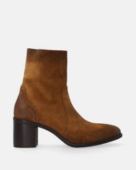 ZAMSZOWE KOWBOJKI W KOLORZE BRĄZOWYM P009SUBROBB036. Brązowe botki Venezia, bez wzorów, ze skóry, bez obcasa, bez zapięcia. Za 699.00 zł.