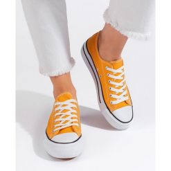 Żółte klasyczne wiązane trampki damskie. Żółte trampki bez wzorów, klasyczne, bez zapięcia. Za 86.94 zł.