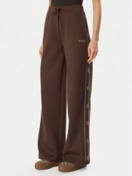Guess Spodnie dresowe V5BB12 KCX22 Brązowy Regular Fit. Brązowe spodnie dresowe Guess, z aplikacjami, z dresówki. Za 474.99 zł.