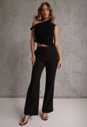 Czarne Spodnie Garniturowe VICES Typu Flare Tesilana. Czarne jeansy Renee, l, bez wzorów, z jeansu, biznesowe. Za 119.99 zł.