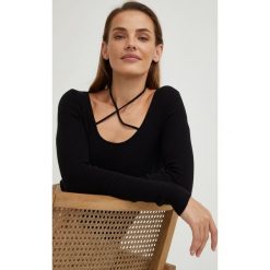 Answear Lab sweter damski kolor czarny lekki. Czarne swetry Answear Lab, m, bez wzorów, z dzianiny, bez ramiączek. Za 129.99 zł.