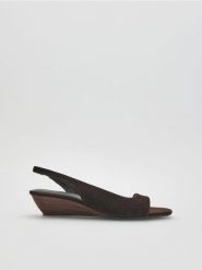 Zamszowe sandały na koturnie - ciemnobrązowy. Brązowe sandały Reserved, bez wzorów, z zamszu, bez obcasa, na koturnie, bez zapięcia. Za 179.99 zł.