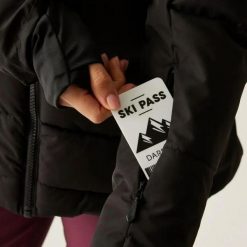 Damska kurtka z kapturem Dare 2B Glacier. Czarne kombinezony Dare 2b, bez wzorów, z materiału, eleganckie, bez kołnierzyka, bez ramiączek, długie. Za 468.00 zł.