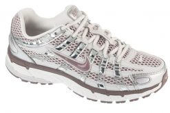 Buty sportowe Sneakersy damskie, W P-6000. Białe buty treningowe Nike, bez wzorów, z materiału, przed kostkę, bez zapięcia, trekkingowe. Za 587.60 zł.