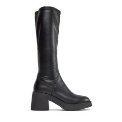 Kozaki Tamaris. Czarne kozaki Tamaris, bez wzorów, bez obcasa, na słupku, bez zapięcia. Za 499.99 zł.