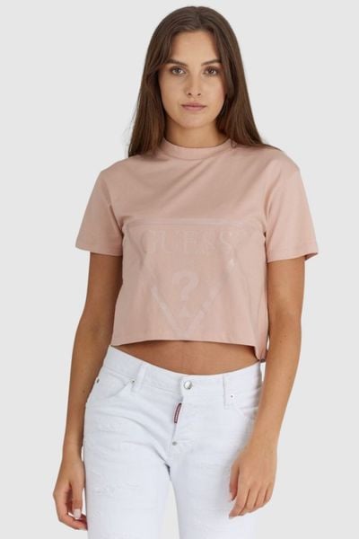 GUESS Krótki różowy t-shirt damski z logo, Rozmiar M. Czerwone t-shirty Guess, m, z aplikacjami, bez kołnierzyka, bez ramiączek. W wyprzedaży za 119.99 zł.