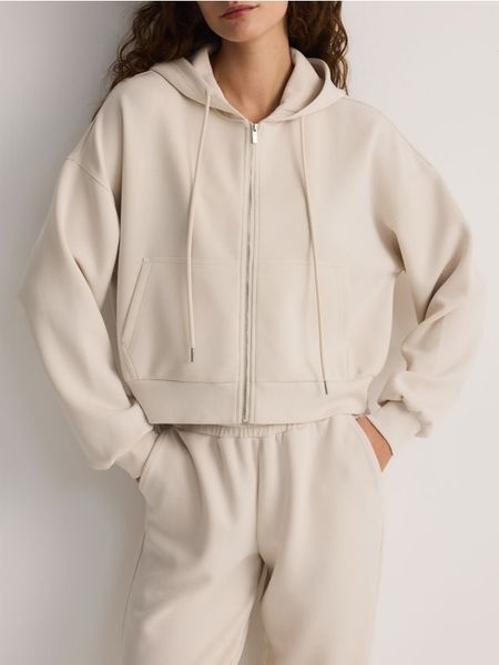 Oversizowa bluza - beżowy. Brązowe bluzy Reserved, l, bez wzorów, z dzianiny, bez kaptura. Za 139.99 zł.