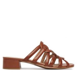 Klapki Caprice. Brązowe klapki Caprice, bez wzorów, bez obcasa, bez zapięcia. Za 299.99 zł.