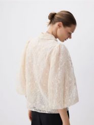 Koszula z ozdobnym haftem - kremowy. Białe koszule Reserved, l, bez wzorów, z bawełny, bez kołnierzyka, bez ramiączek. W wyprzedaży za 139.99 zł.