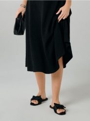 Klapki z kokardą - czarny. Czarne klapki Sinsay, bez wzorów, bez obcasa, bez zapięcia. Za 29.99 zł.