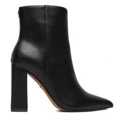 Botki Nine West. Czarne botki Nine West, bez wzorów, bez obcasa, na słupku, bez zapięcia. Za 279.99 zł.