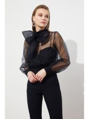 Trendyol Bluzka w kolorze czarnym rozmiar: 42. Czarne bluzki Trendyol, bez wzorów, bez kołnierzyka, bez ramiączek. Za 101.45 zł.