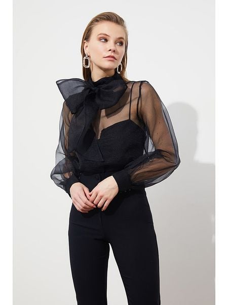 Trendyol Bluzka w kolorze czarnym rozmiar: 42. Czarne bluzki Trendyol, bez wzorów, bez kołnierzyka, bez ramiączek. Za 83.62 zł.