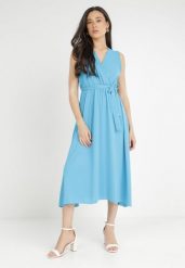 Niebieska Sukienka Iolaera. Niebieskie sukienki Born2be, z aplikacjami, z materiału, bez kołnierzyka, bez ramiączek, midi, kopertowe. Za 119.99 zł.