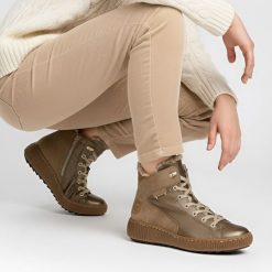 Trzewiki damskie Rieker, na filcu i na płaskim obcasie zapinane na zamek, brązowe-metaliczne, Z6614-90. Brązowe śniegowce Rieker, bez wzorów, ze skóry, bez zapięcia. Za 379.00 zł.