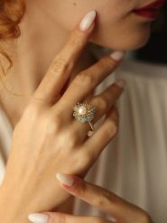 Pierres delicates Pozłacany pierścionek z perłą i opalami rozmiar: onesize. Niebieskie pierścionki Pierres delicates, z opalem, pozłacane. Za 39.99 zł.