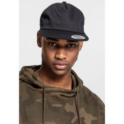 Czapka Flexfit untructured 5-panel. Czarne czapki z daszkiem FLEXFIT, bez wzorów, z bawełny, klasyczne. Za 67.40 zł.