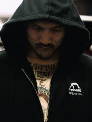 MANTO bluza z kapturem FIGHT COMPANY czarna. Czarne bluzy MANTO, xs, bez wzorów, z bawełny, bez ramiączek, z kapturem. Za 289.00 zł.