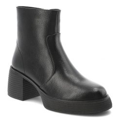 Botki damskie D&A by S.Barski o eleganckim fasonie z gładką cholewką stabilnym obcasem typu słupek i subtelną platformą czarne, CR62-3369 Black. Czarne botki S.BARSKI, bez wzorów, z jeansu, eleganckie, bez obcasa, na obcasie, bez zapięcia. Za 299.00 zł.