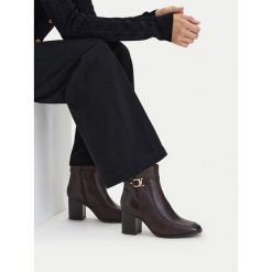 Botki Lasocki. Brązowe botki Lasocki, bez wzorów, bez obcasa, na słupku, bez zapięcia. Za 279.99 zł.