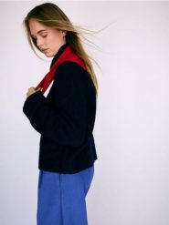 Sweter z domieszką wełny - granatowy. Niebieskie swetry Reserved, l, bez wzorów, z dzianiny, bez ramiączek. Za 159.99 zł.
