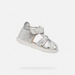 Sandały GEOX B SANDAL MACCHIA GIR Srebrny. Białe sandały Geox, bez wzorów, ze skóry, bez obcasa, bez zapięcia. Za 219.99 zł.