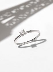 DIAMOND & CO Złoty pierścionek "Paulina" z diamentem rozmiar: 58. Szare pierścionki Diamond & Co, z diamentem, złote. Za 1,469.95 zł.