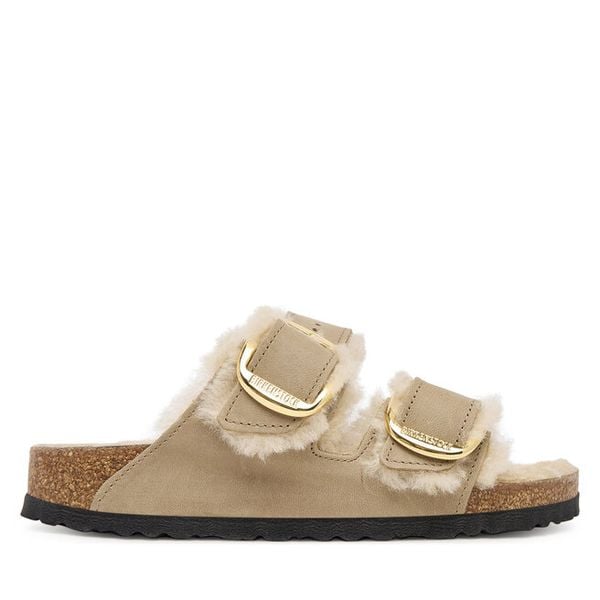 Klapki Birkenstock. Brązowe klapki Birkenstock, bez wzorów, bez obcasa, bez zapięcia. Za 599.99 zł.