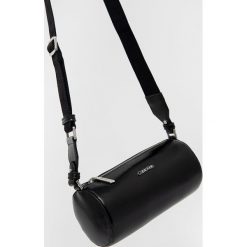 Calvin Klein torebka kolor czarny. Czarne listonoszki Calvin Klein, bez wzorów, na ramię, bez dodatków. W wyprzedaży za 309.99 zł.