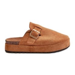 Damskie Klapki Chodaki Na Platformie Ze Złotą Klamrą Camel Terilaina brązowe. Brązowe klapki bez wzorów, casualowe, bez obcasa, na platformie, bez zapięcia. Za 135.24 zł.